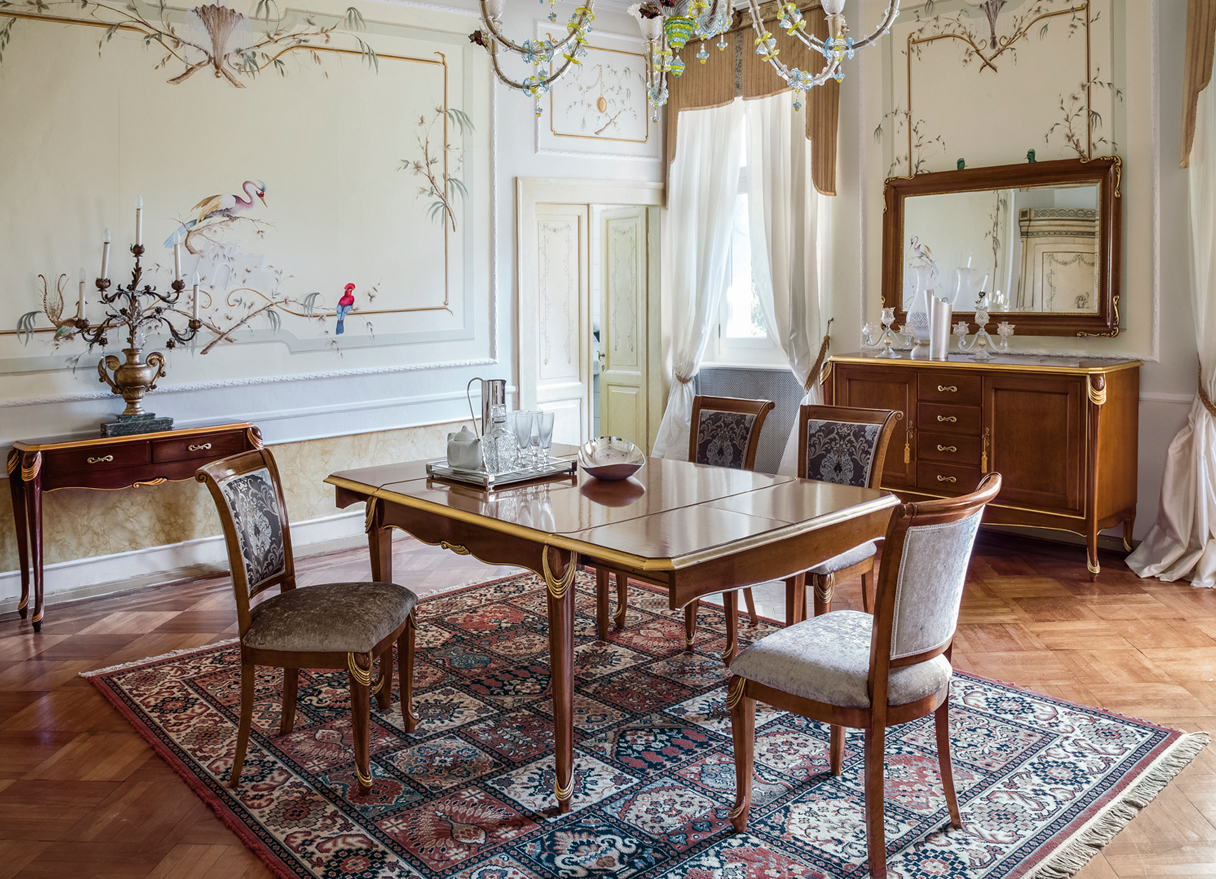 Обеденный стол из Италии в классическом стиле